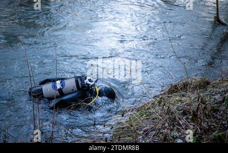 Bingen Hitzkofen, Allemagne. 19 décembre 2023. Un plongeur de police fouille les eaux du Lauchert à la recherche d’un enfant de deux ans porté disparu depuis avant-hier. La fillette de deux ans avait probablement quitté la maison de ses parents en pyjama dans un moment inaperçu dimanche après-midi. Jusqu'à présent, les fonctionnaires supposent que c'était un accident. Crédit : Christoph Schmidt/dpa/Alamy Live News Banque D'Images