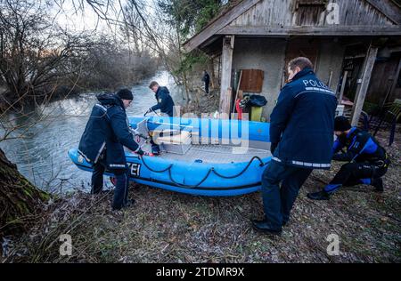 Bingen Hitzkofen, Allemagne. 19 décembre 2023. Les forces de police descendent un bateau dans les eaux du Lauchert. Un enfant de deux ans est porté disparu dans la municipalité depuis avant-hier. La fillette de deux ans avait probablement quitté la maison de ses parents en pyjama dans un moment inaperçu dimanche après-midi. Jusqu'à présent, les fonctionnaires supposent que c'était un accident. Crédit : Christoph Schmidt/dpa/Alamy Live News Banque D'Images