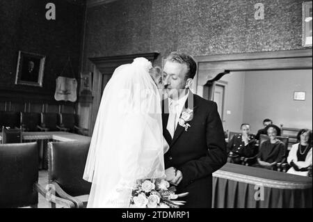 TV. Présentateur Els Oudendijk - Kees Brandt, mariage, 28-05-1964, Whizgle nouvelles du passé, adaptées à l'avenir. Explorez les récits historiques, l'image de l'agence néerlandaise avec une perspective moderne, comblant le fossé entre les événements d'hier et les perspectives de demain. Un voyage intemporel façonnant les histoires qui façonnent notre avenir Banque D'Images