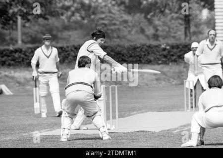 Cricket : Bloemendaal - HCC 2, Cricket, 23-05-1976, Whizgle nouvelles du passé, adaptées à l'avenir. Explorez les récits historiques, l'image de l'agence néerlandaise avec une perspective moderne, comblant le fossé entre les événements d'hier et les perspectives de demain. Un voyage intemporel façonnant les histoires qui façonnent notre avenir Banque D'Images