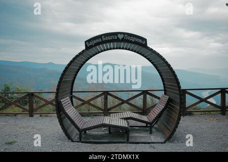 Chaise-longue en bois moderne en plein air dans le parc national de Tara, Viewpoint Zelenika, Serbie Banque D'Images