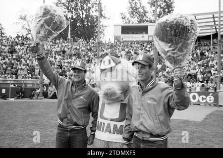 Adieu Smit et Urbanus à Ned. Équipe, Championnats du monde de baseball 1986, 02-08-1986, Whizgle News from the Past, taillé pour l'avenir. Explorez les récits historiques, l'image de l'agence néerlandaise avec une perspective moderne, comblant le fossé entre les événements d'hier et les perspectives de demain. Un voyage intemporel façonnant les histoires qui façonnent notre avenir Banque D'Images