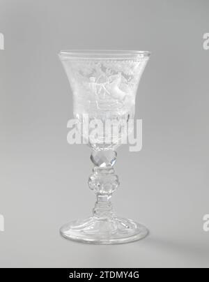 Bokaal avec un cavalier à côté d'un cheval qui se lance et d'un yacht de cerf, Anonymous, c. 1725 - c. 1750 coupe de verre clair et incolore. Facette coupée, pied conique. Coupe facette, tronc en forme de balustre avec trois nœuds. Calice en forme de cloche avec facette coupée, sol arrondi. Sur le calice un paysage continu avec des arbres, des oiseaux, en arrière-plan un yacht de cerf, et deux maisons. Au premier plan, une pelouse avec un cavalier qui tient un cheval qui se lance avec la main gauche aux rênes. L'homme tient un fouet dans la main droite. Le long du bord de la bouche une bande de cercles polis. Allemagne verre soufflant tasse de verre de verre clair et incolore. Banque D'Images