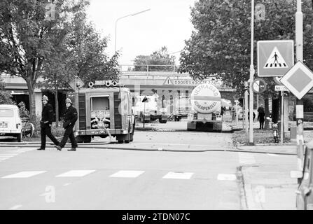 Pompiers au camion-citerne, coincés sous le viaduc Julianalaan, Overveen, Julianalaan, 16-10-1978, Whizgle News from the Past, taillé pour l'avenir. Explorez les récits historiques, l'image de l'agence néerlandaise avec une perspective moderne, comblant le fossé entre les événements d'hier et les perspectives de demain. Un voyage intemporel façonnant les histoires qui façonnent notre avenir Banque D'Images