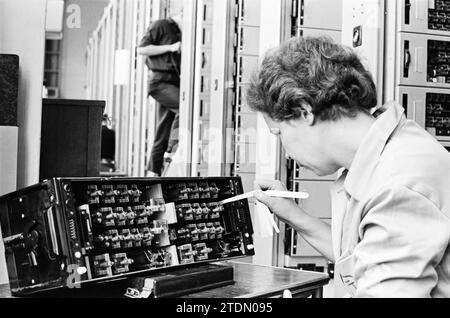 Femme travaillant au standard d'un central téléphonique, Whizgle News from the Past, adapté pour l'avenir. Explorez les récits historiques, l'image de l'agence néerlandaise avec une perspective moderne, comblant le fossé entre les événements d'hier et les perspectives de demain. Un voyage intemporel façonnant les histoires qui façonnent notre avenir Banque D'Images