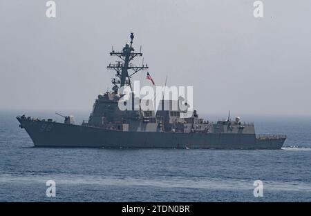 GOLFE D'OMAN - 14 juin 2019 - photo de dossier datée du 30 août 2018 du destroyer de missiles guidés USS Bainbridge (DDG 96) tra de la classe Arleigh Burke de l'US Navy Banque D'Images