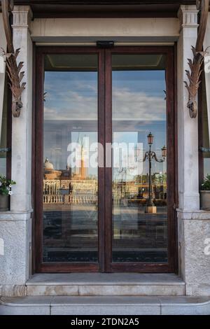 Venise, Italie - 22 juin 2023 : reflets de fenêtre de Venise. Banque D'Images