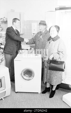 Couple obtient machine à laver, 00-12-1966, Whizgle News du passé, adapté pour l'avenir. Explorez les récits historiques, l'image de l'agence néerlandaise avec une perspective moderne, comblant le fossé entre les événements d'hier et les perspectives de demain. Un voyage intemporel façonnant les histoires qui façonnent notre avenir Banque D'Images