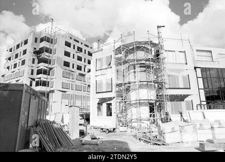 Immeubles de bureaux en construction à louer, Haarlem, Europaweg, pays-Bas, 04-04-1990, Whizgle nouvelles du passé, adaptées à l'avenir. Explorez les récits historiques, l'image de l'agence néerlandaise avec une perspective moderne, comblant le fossé entre les événements d'hier et les perspectives de demain. Un voyage intemporel façonnant les histoires qui façonnent notre avenir Banque D'Images