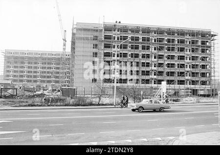 Immeuble d'appartements en construction, Whizgle News from the Past, adapté pour l'avenir. Explorez les récits historiques, l'image de l'agence néerlandaise avec une perspective moderne, comblant le fossé entre les événements d'hier et les perspectives de demain. Un voyage intemporel façonnant les histoires qui façonnent notre avenir Banque D'Images