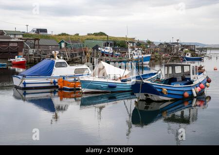 Bateaux de pêche amarrés dans le port de Paddy's Hole, Teesside Banque D'Images