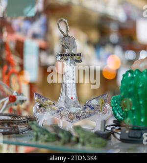 Necochea, Buenos Aires, Argentine. 31 janvier 2021. Souvenir dans une boutique de cadeaux : un thermomètre en forme d'ancre avec des détails marins, à Necochea Banque D'Images