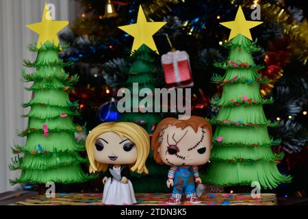 Figurines Funko Pop de Chucky et Tiffany mariée de Chucky de la franchise d'horreur Chid's Play. Sapins de Noël en papier faits à la main, décor festif. Banque D'Images