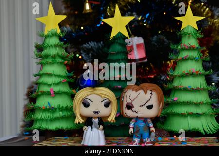 Figurines Funko Pop de Chucky et Tiffany mariée de Chucky de la franchise d'horreur Chid's Play. Sapins de Noël en papier faits à la main, décor festif. Banque D'Images