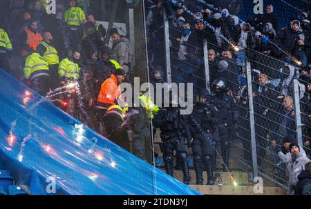 Rostock, Deutschland. 10 décembre 2023. Firo : 10.12.2023, football, football, 1e ligue, 1e Bundesliga, saison 2023/2024, FC Hansa Rostock - FC Schalke 04 la police sont jetés avec des feux d'artifice et des feux d'artifice. Crédit : dpa/Alamy Live News Banque D'Images