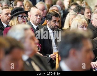 Le premier ministre écossais Humza Yousaf (au centre) assiste au service commémoratif d'Alistair Darling à la cathédrale épiscopale St Mary d'Édimbourg. L'ancien chancelier de l'Échiquier est décédé le 30 novembre, à l'âge de 70 ans, à la suite d'un séjour à l'hôpital où il était traité pour un cancer. Date de la photo : mardi 19 décembre 2023. Banque D'Images