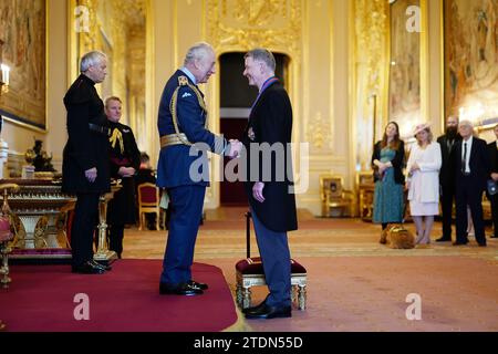 Sir Richard Moore, de Leatherhead, chef des services secrets de renseignement, est fait Chevalier Commandeur de l'ordre de Saint-Michel et Saint-George par le roi Charles III au château de Windsor, Berkshire. Cet honneur reconnaît les services rendus à la sécurité nationale et à la politique étrangère britannique. Date de la photo : mardi 19 décembre 2023. Banque D'Images