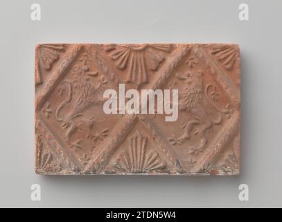 Pierre à entendre avec représentation de deux lions grimpants, c. 1875 - c. 1900 Pierre à entendre avec représentation de deux lions grimpants, placée dans une fenêtre profilée. Les demi-fenêtres en haut et en bas sont remplies de motif d'étoile. Terre-Bas faïence pierre d'audition avec représentation de deux lions grimpants, placée dans une fenêtre profilée. Les demi-fenêtres en haut et en bas sont remplies de motif d'étoile. Faïence néerlandaise Banque D'Images