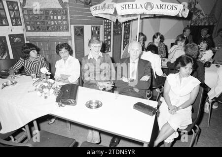 Fête par Nelle, Droste, support Group B.V., 24-09-1982, Whizgle News from the Past, sur mesure pour l'avenir. Explorez les récits historiques, l'image de l'agence néerlandaise avec une perspective moderne, comblant le fossé entre les événements d'hier et les perspectives de demain. Un voyage intemporel façonnant les histoires qui façonnent notre avenir Banque D'Images