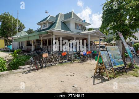 Architecture traditionnelle des bâtiments dans le village de la passe, île de la Digue, Seychelles, océan Indien Banque D'Images