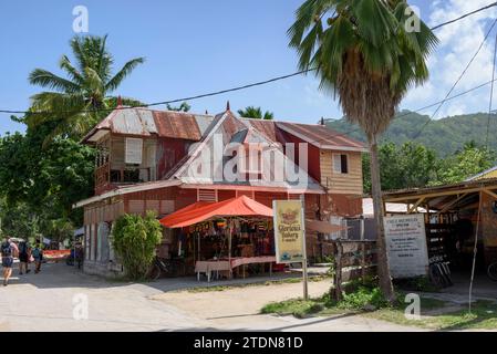 Architecture traditionnelle des bâtiments dans le village de la passe, île de la Digue, Seychelles, océan Indien Banque D'Images