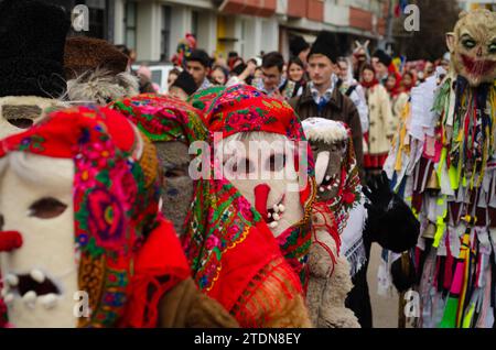 Botosani, Roumanie décembre 17 2023 : participant coloré en vêtements traditionnels roumains à la danse de l'ours dans Botosani traditions Festival qui prend Banque D'Images