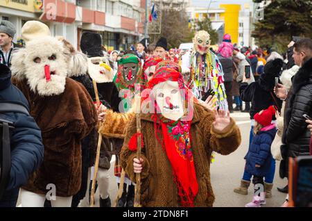 Botosani, Roumanie décembre 17 2023 : participant coloré en vêtements traditionnels roumains à la danse de l'ours dans Botosani traditions Festival qui prend Banque D'Images