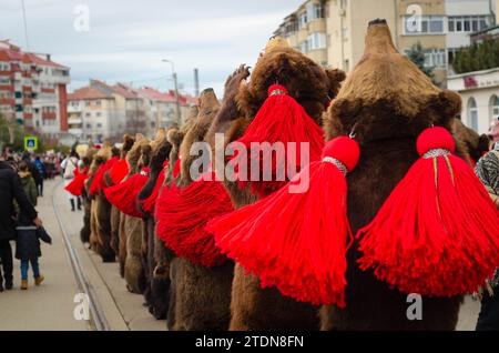 Botosani, Roumanie décembre 17 2023 : participant coloré en vêtements traditionnels roumains à la danse de l'ours dans Botosani traditions Festival qui prend Banque D'Images