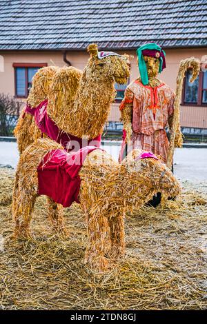 Pozorice, République tchèque. 19 décembre 2023. La crèche de paille de Jezera a été réalisée pour la onzième fois à Jezera, la partie locale de Pozorice, région de Brno, République tchèque, le 19 décembre 2023. Crédit : Patrik Uhlir/CTK photo/Alamy Live News Banque D'Images