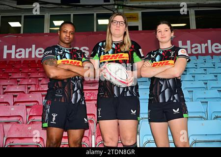 Londres, Royaume-Uni. 19 décembre 2023. Makeda Lewis, Bryony Cleall et Flo Robinson assistent au Harlequins Rugby Club dévoile la liste des héros du sport de 2023 alors qu'ils visent le record du monde « Big Game 15 » au Twickenham Stoop Stadium, Londres, Royaume-Uni. Crédit : Voir Li/Picture Capital/Alamy Live News Banque D'Images