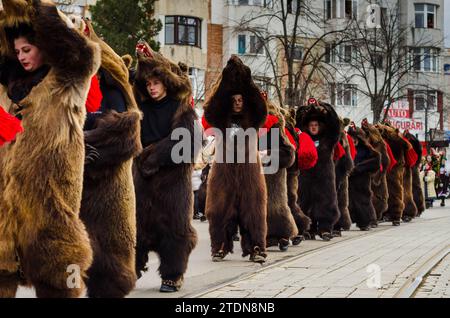 Botosani, Roumanie décembre 17 2023 : participant coloré en vêtements traditionnels roumains à la danse de l'ours dans Botosani traditions Festival qui prend Banque D'Images