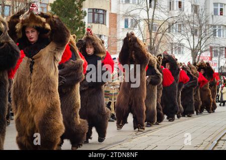 Botosani, Roumanie décembre 17 2023 : participant coloré en vêtements traditionnels roumains à la danse de l'ours dans Botosani traditions Festival qui prend Banque D'Images