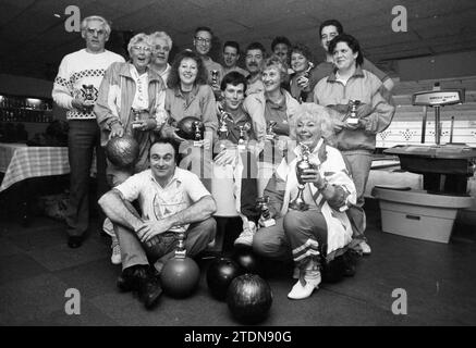 Gagnants de concours de bowling, 08-02-1992, Whizgle News from the Past, taillé pour l'avenir. Explorez les récits historiques, l'image de l'agence néerlandaise avec une perspective moderne, comblant le fossé entre les événements d'hier et les perspectives de demain. Un voyage intemporel façonnant les histoires qui façonnent notre avenir Banque D'Images