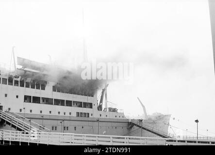 Arosa Sun, péniche], IJmuiden, film1,2,3, feux, pompiers, 09-04-1963, Whizgle nouvelles du passé, adaptées à l'avenir. Explorez les récits historiques, l'image de l'agence néerlandaise avec une perspective moderne, comblant le fossé entre les événements d'hier et les perspectives de demain. Un voyage intemporel façonnant les histoires qui façonnent notre avenir Banque D'Images