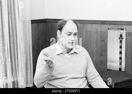Portrait d'homme derrière le bureau avec coupure de journal : centre de badminton coûte 1 millions, 00-01-1981, Whizgle nouvelles du passé, adapté pour l'avenir. Explorez les récits historiques, l'image de l'agence néerlandaise avec une perspective moderne, comblant le fossé entre les événements d'hier et les perspectives de demain. Un voyage intemporel façonnant les histoires qui façonnent notre avenir Banque D'Images