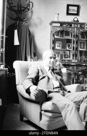 M. Remmerts de Vries Chef du Procureur général Haarlem, Tribunal de district, Haarlem (pays-Bas), 15-08-1989, Whizgle nouvelles du passé, adaptées à l'avenir. Explorez les récits historiques, l'image de l'agence néerlandaise avec une perspective moderne, comblant le fossé entre les événements d'hier et les perspectives de demain. Un voyage intemporel façonnant les histoires qui façonnent notre avenir Banque D'Images