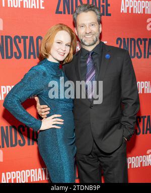 Kate Baldwin (à gauche) assiste à la soirée d'ouverture de Broadway de The Appropriate au Hayes Theater à New York le 18 décembre 2023 Banque D'Images