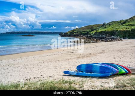 Paddle board sur Shell Beach sur la côte est de Herm, l'une des plus belles plages des îles Anglo-Normandes, Bailliage de Guernesey, îles Anglo-Normandes Banque D'Images