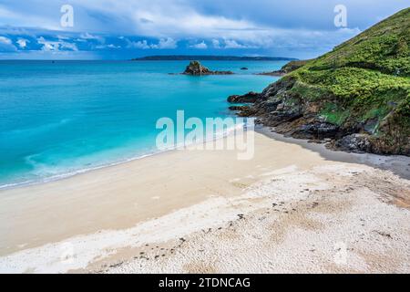 Belvoir Beach, une petite crique de sable isolée, sur la côte est de Herm, Bailliage de Guernesey, îles Anglo-Normandes Banque D'Images