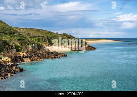 Belvoir Beach, une petite crique de sable isolée avec la vaste Shell Beach au-delà, sur la côte est de Herm, Bailliage de Guernesey, îles Anglo-Normandes Banque D'Images