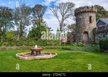 Tour de signalisation et fontaine d'eau dans les jardins de la Seigneurie, Sark, Bailliage de Guernesey, îles Anglo-Normandes Banque D'Images