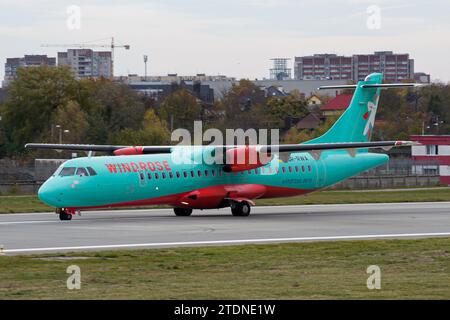 L'avion régional Windrose ATR 72-600 de la compagnie aérienne ukrainienne ralentit après avoir atterri à Lviv, après un vol en provenance de Kiev, en Ukraine Banque D'Images