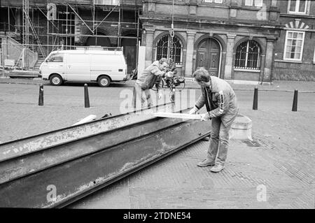 Poutres en fer de levage pour la restauration de la mairie de Haarlem, levage, Restauration, Haarlem, pays-Bas, 07-03-1984, Whizgle nouvelles du passé, adaptées à l'avenir. Explorez les récits historiques, l'image de l'agence néerlandaise avec une perspective moderne, comblant le fossé entre les événements d'hier et les perspectives de demain. Un voyage intemporel façonnant les histoires qui façonnent notre avenir Banque D'Images