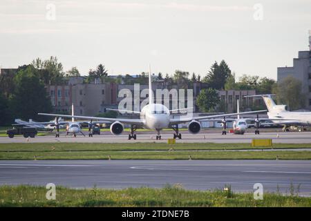 Boeing 767-300 des Nations Unies et deux autres avions ukrainiens stationnés à Lviv Banque D'Images