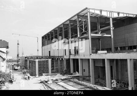 Construction d’un bâtiment d’usine, Whizgle News from the Past, taillé sur mesure pour l’avenir. Explorez les récits historiques, l'image de l'agence néerlandaise avec une perspective moderne, comblant le fossé entre les événements d'hier et les perspectives de demain. Un voyage intemporel façonnant les histoires qui façonnent notre avenir Banque D'Images