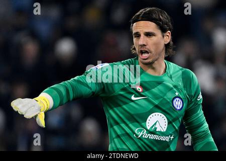 Yann Sommer du FC Internazionale fait des gestes lors du match de football Serie A entre le SS Lazio et le FC Internazionale au stade Olimpico de Rome (Italie), le 17 décembre 2023. Banque D'Images