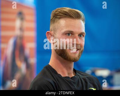 L'athlète écossais Josh Kerr à Meadowbank, Édimbourg après avoir remporté le 1500m masculin aux Championnats du monde d'athlétisme à Budapest Banque D'Images