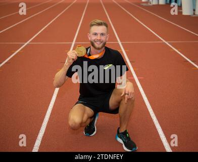 L'athlète écossais Josh Kerr à Meadowbank, Édimbourg avec la médaille d'or qu'il a remportée au 1500m hommes aux Championnats du monde d'athlétisme, Budapest Banque D'Images