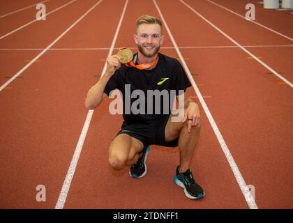 L'athlète écossais Josh Kerr à Meadowbank, Édimbourg avec la médaille d'or qu'il a remportée au 1500m hommes aux Championnats du monde d'athlétisme, Budapest Banque D'Images