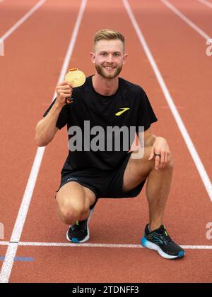 L'athlète écossais Josh Kerr à Meadowbank, Édimbourg avec la médaille d'or qu'il a remportée au 1500m hommes aux Championnats du monde d'athlétisme, Budapest Banque D'Images
